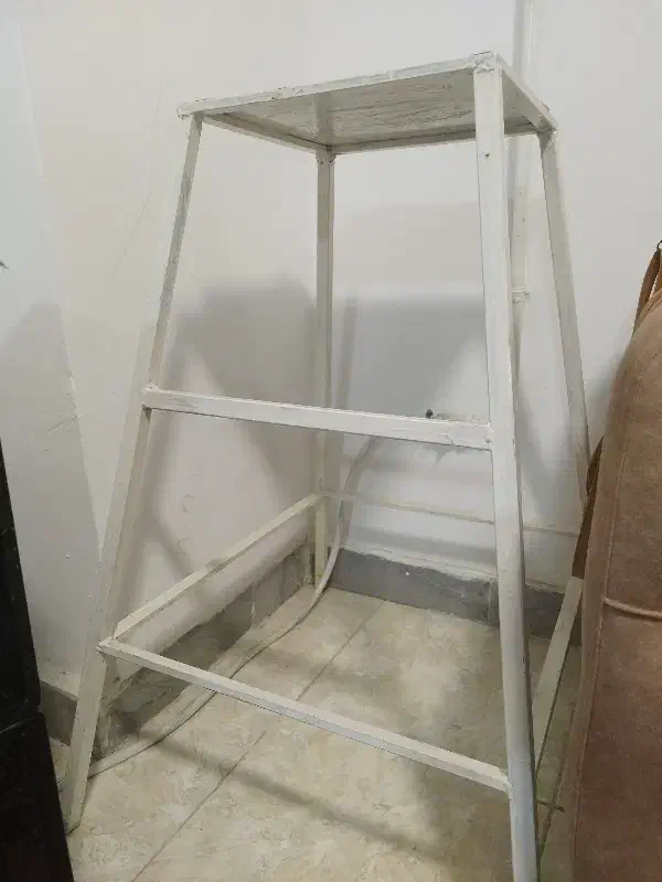 چهار پایه آهنی|صندلی و نیمکت|همدان, |دیوار