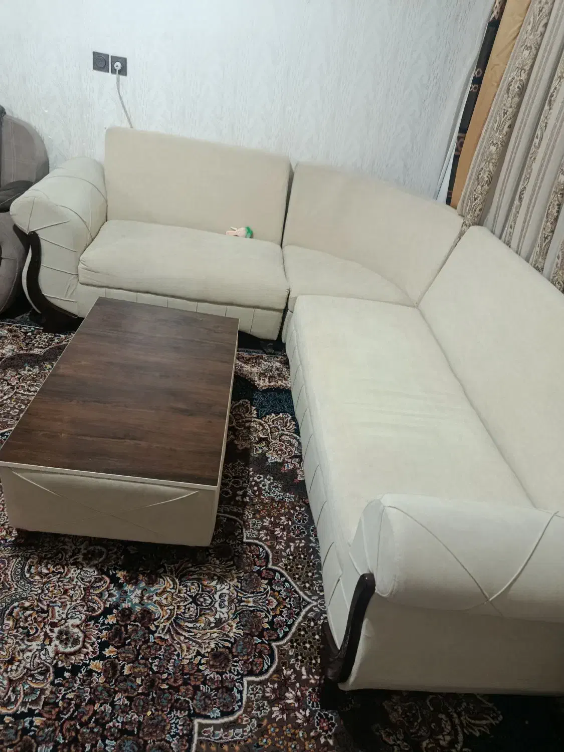 مبل ال در حد تمیز و شیک|مبلمان خانگی و میز عسلی|قم, چهل درخت|دیوار