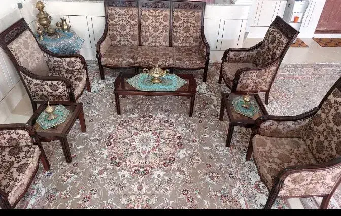 مبل ۷نفره(۱ سه نفره و ۴ تک نفره )به اضافه جلو مبلی|مبلمان خانگی و میز عسلی|سیرجان, |دیوار