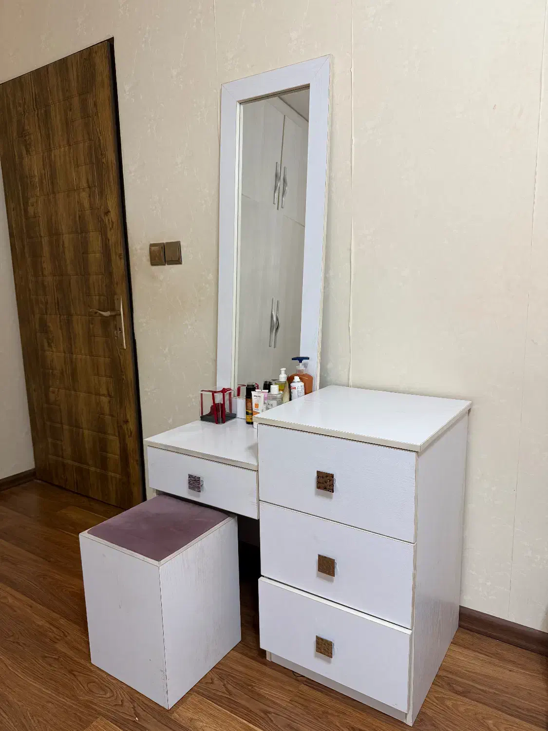 میز آرایش|تخت و سرویس خواب|رشت, بلوار گیلان|دیوار