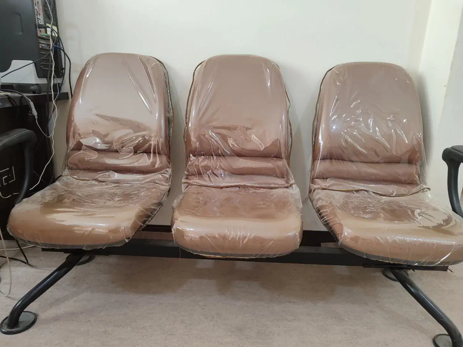 دو صندلی انتظار شش نفره چرمی با کاور نایلونی|مبلمان اداری|ایلام, |دیوار