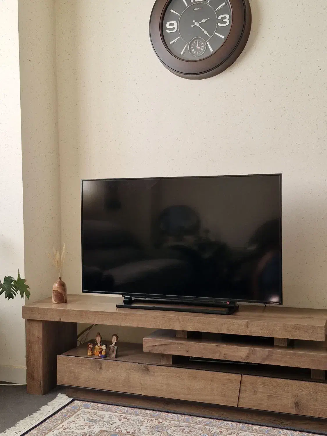 تلویزیون ۵۰ اینچ|تلویزیون و پروژکتور|صدرا-فارس, فاز ۱|دیوار