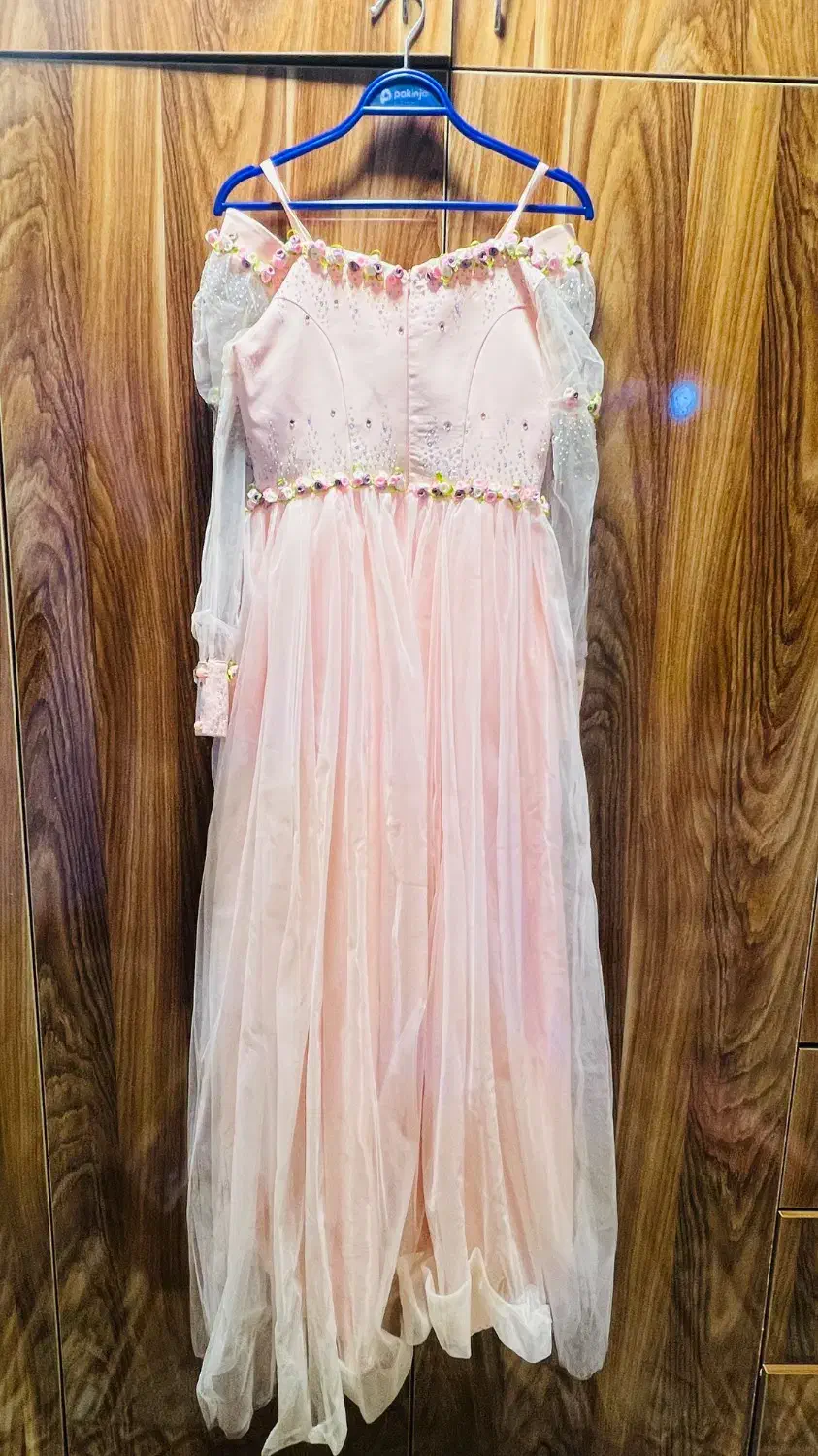 در حد نو|لباس|رشت, استادسرا|دیوار