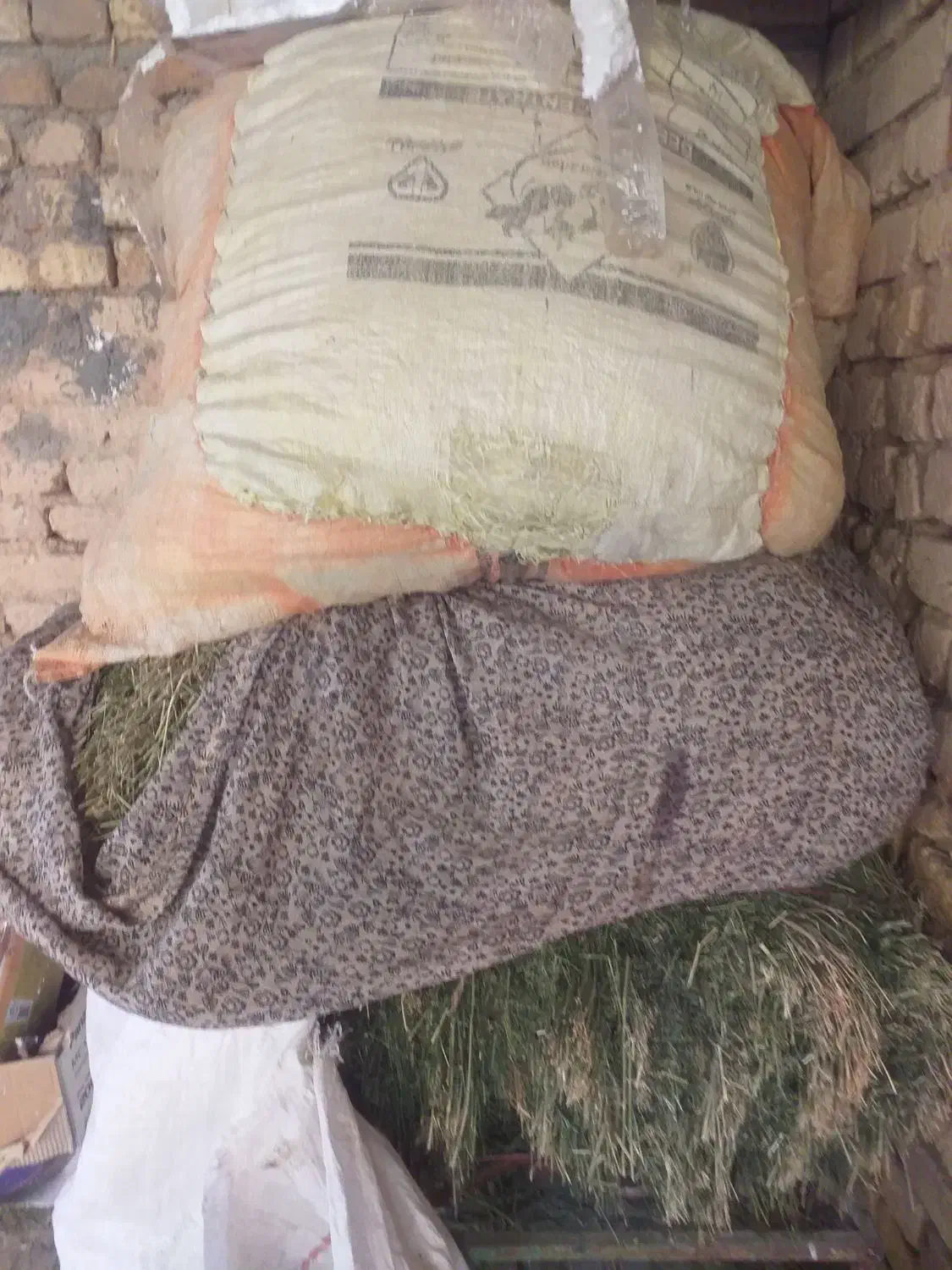 فروش مقداری کاه گندم ودوبسته یونجه ویک گونی جو|لوازم جانبی حیوانات|معصومیه, |دیوار