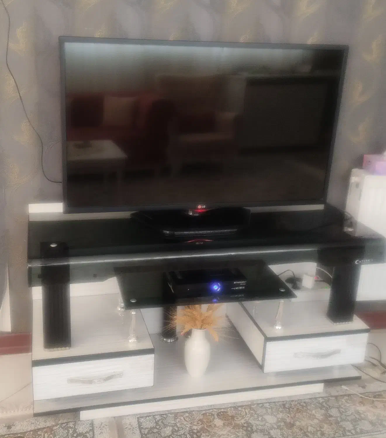 ال ایی دیی|تلویزیون و پروژکتور|شاهینشهر, برخوار غرب|دیوار