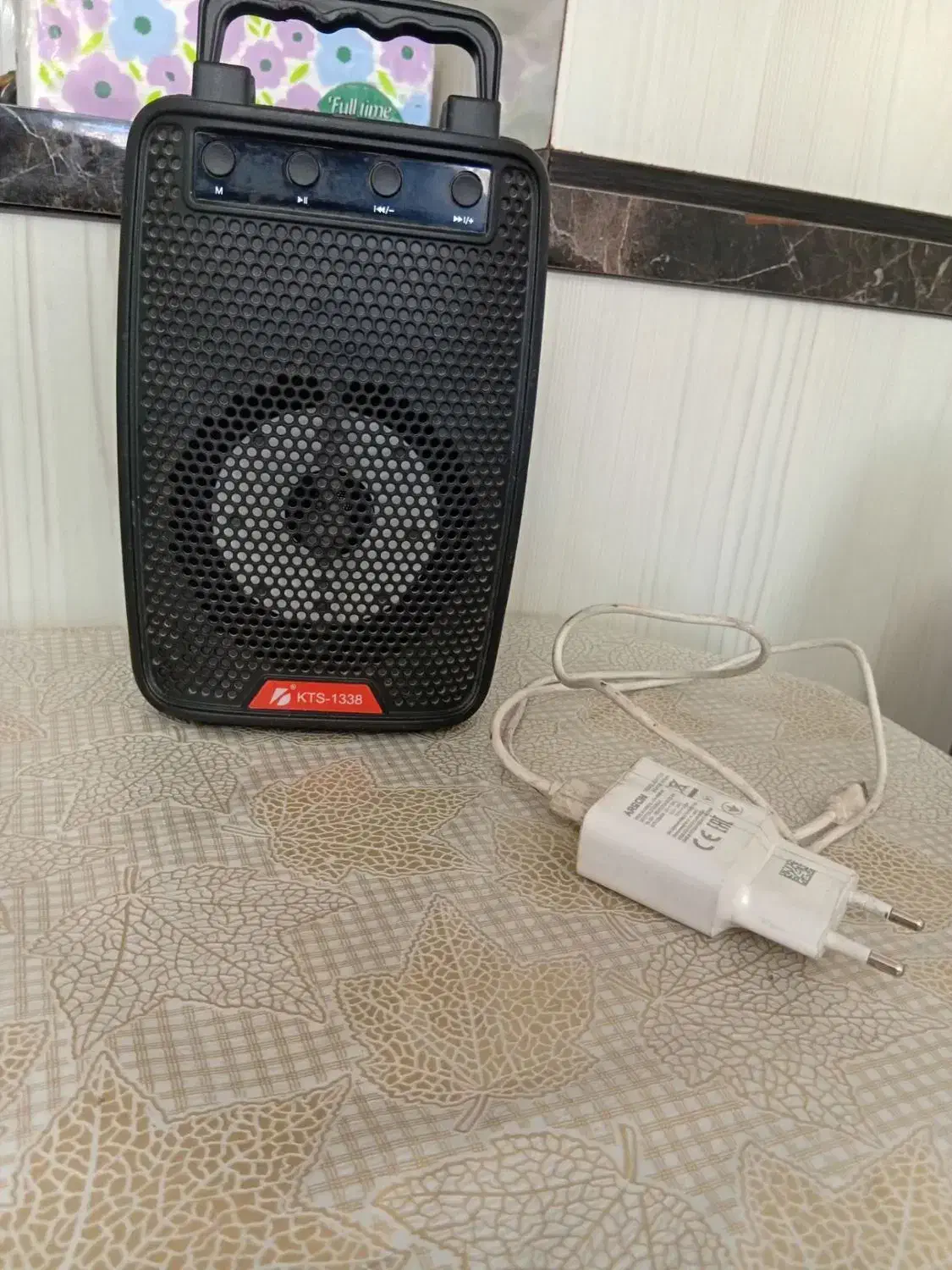 اسپیکر همراه|پخش‌کننده همراه|میانه, |دیوار