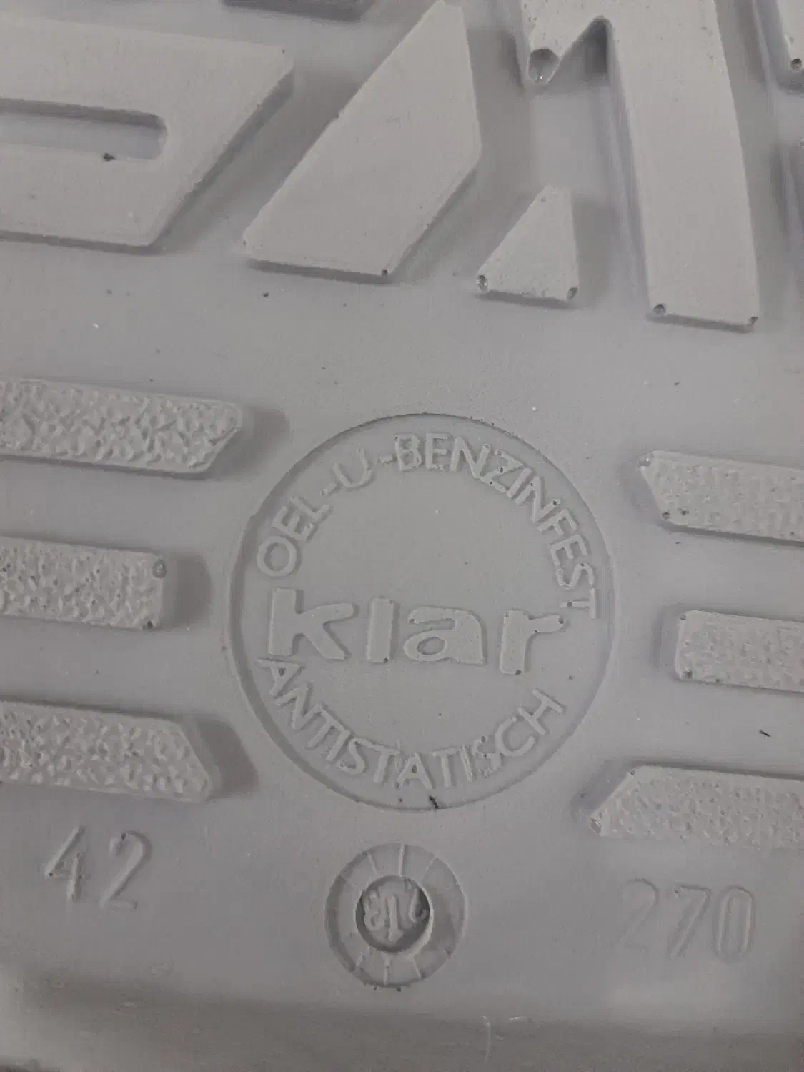 کفش کار|کیف، کفش، کمربند|رشت, نامجو|دیوار