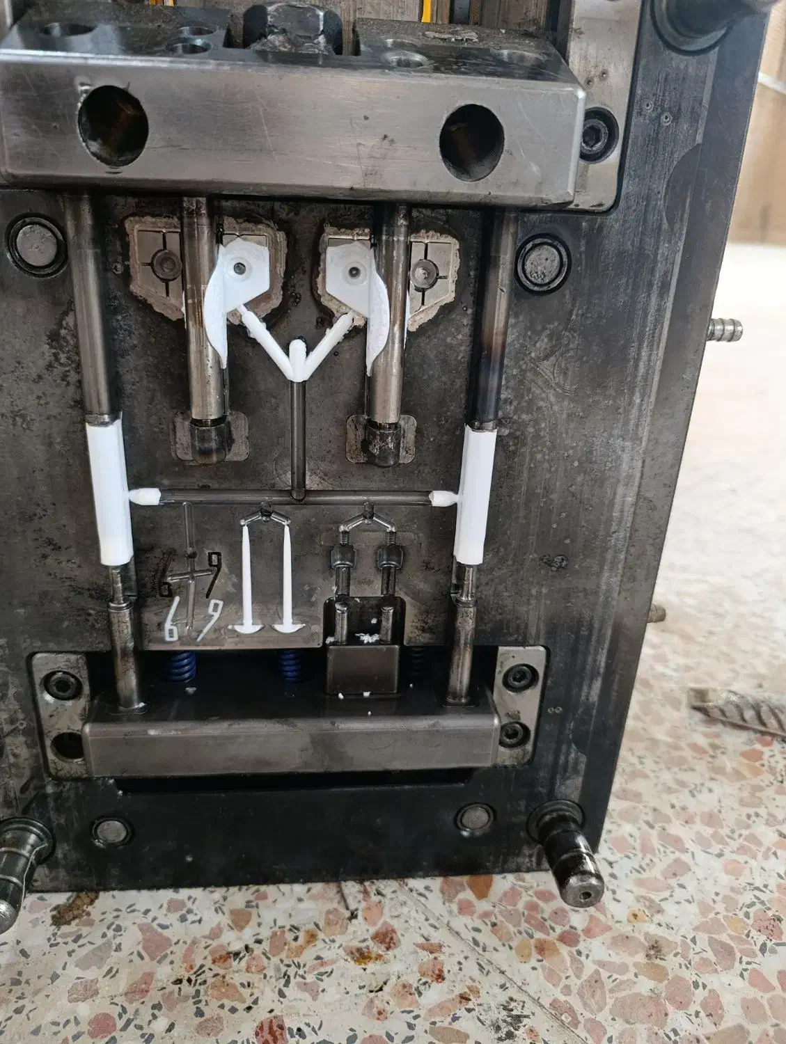 قالب تزریق پلاستیک|ماشین‌آلات صنعتی|ملارد, |دیوار