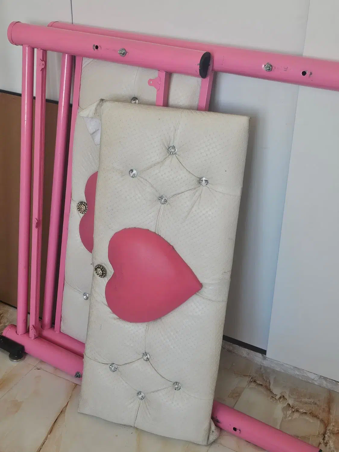 تخت نوجوان سفید صورتی|تخت و سرویس خواب|کرمان, |دیوار