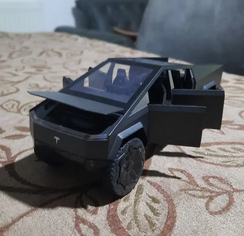 ۲ ماشین فلزی کلکسیونی سایز ۱-۲۴ (سبزه فروخته شده)|کلکسیون و سرگرمی|شیراز, انجیر|دیوار