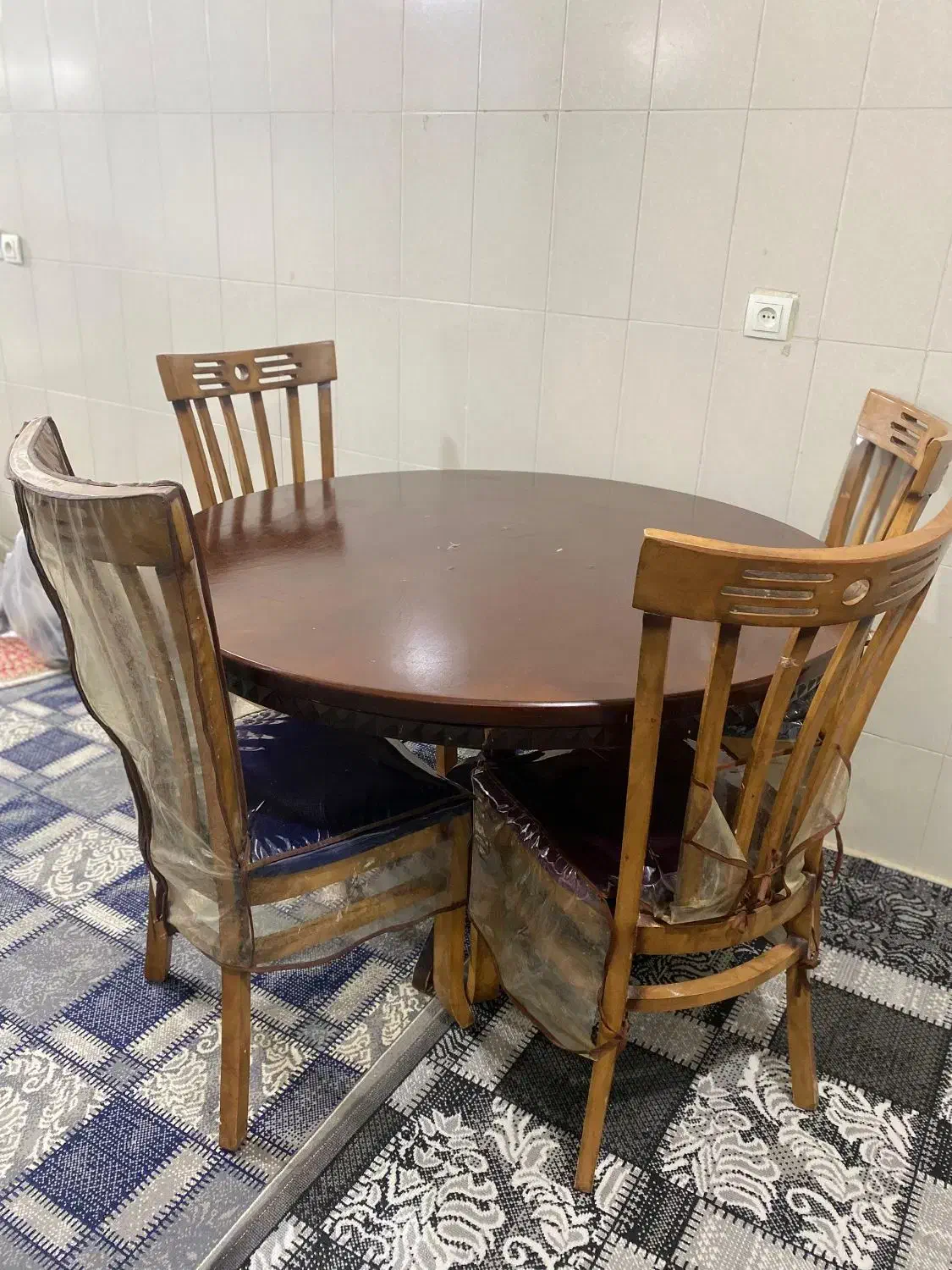 میز غذاخوری.۴نفره چوبی|میز و صندلی غذاخوری|امیدیه, |دیوار