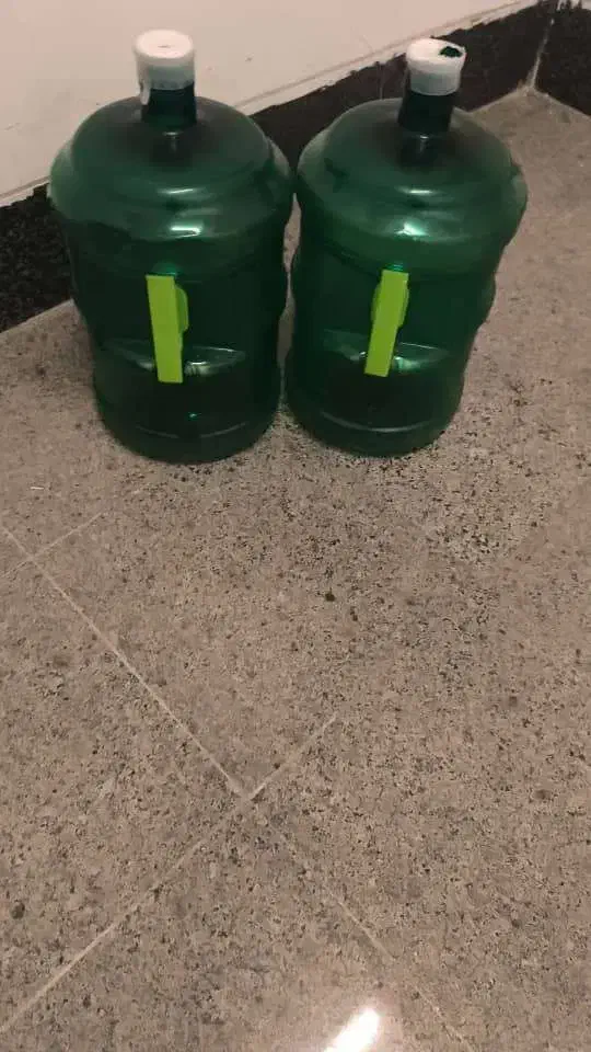 دو عدد گالن|ظروف نگهدارنده، پلاستیکی، یکبارمصرف|کیش, |دیوار