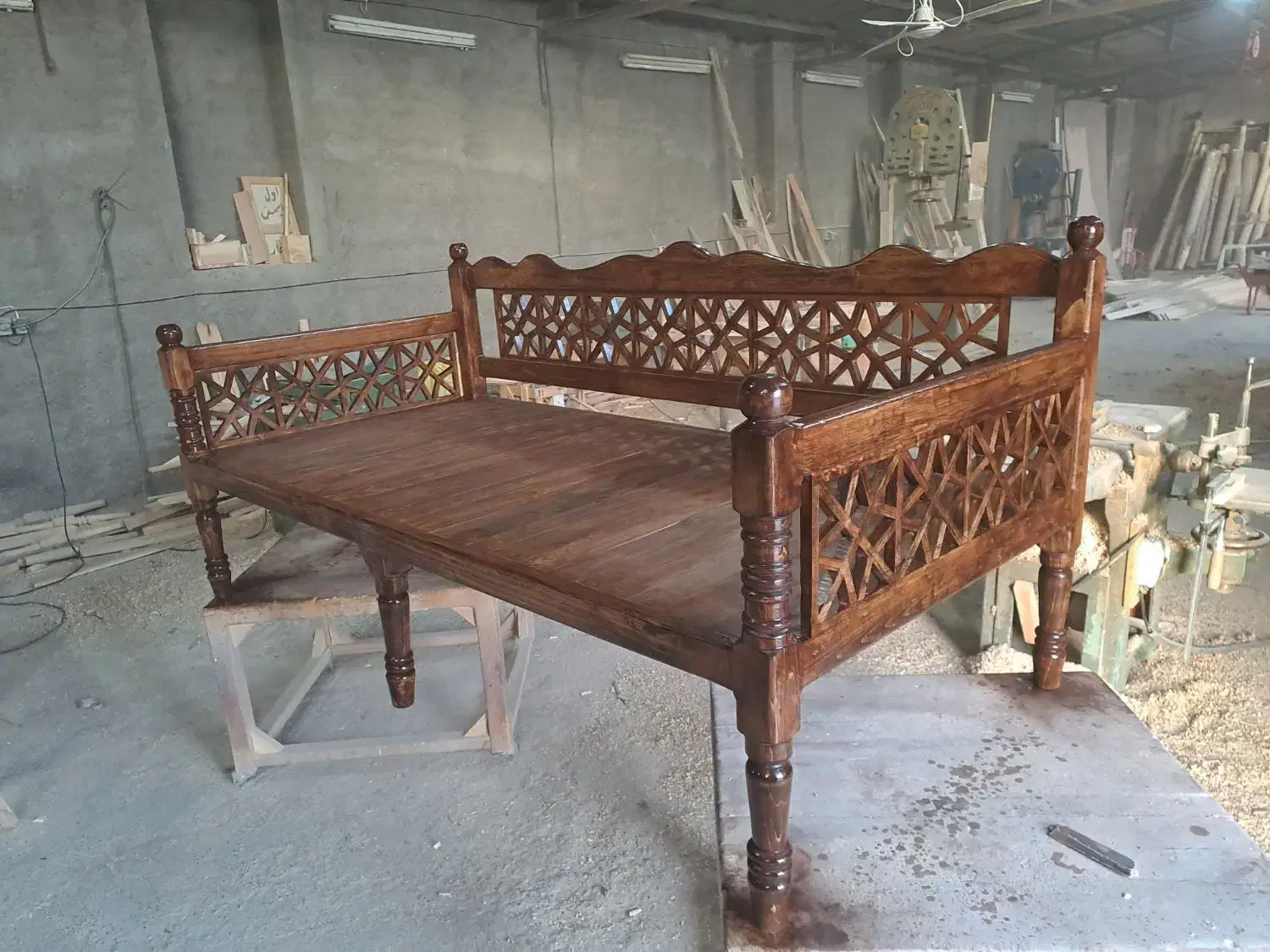 تخت سنتی گره چینی|مبلمان خانگی و میز عسلی|تفرش, |دیوار