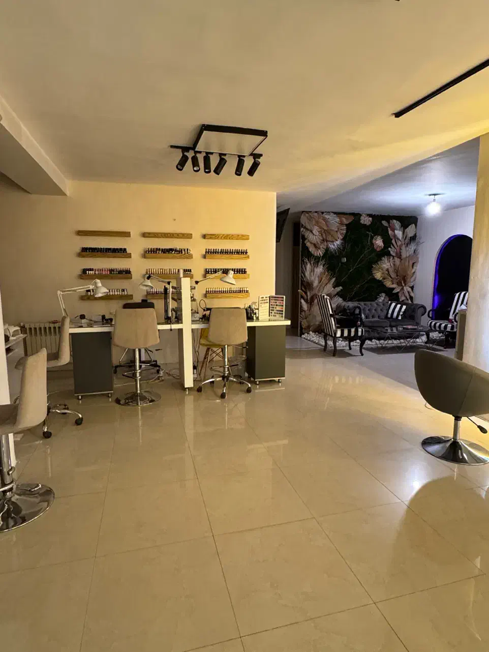 اجاره اتاق و صندلی سالن زیبایی محیط آرام خاقانی|اجارهٔ دفتر کار، اتاق اداری، مطب|اصفهان, جلفا|دیوار