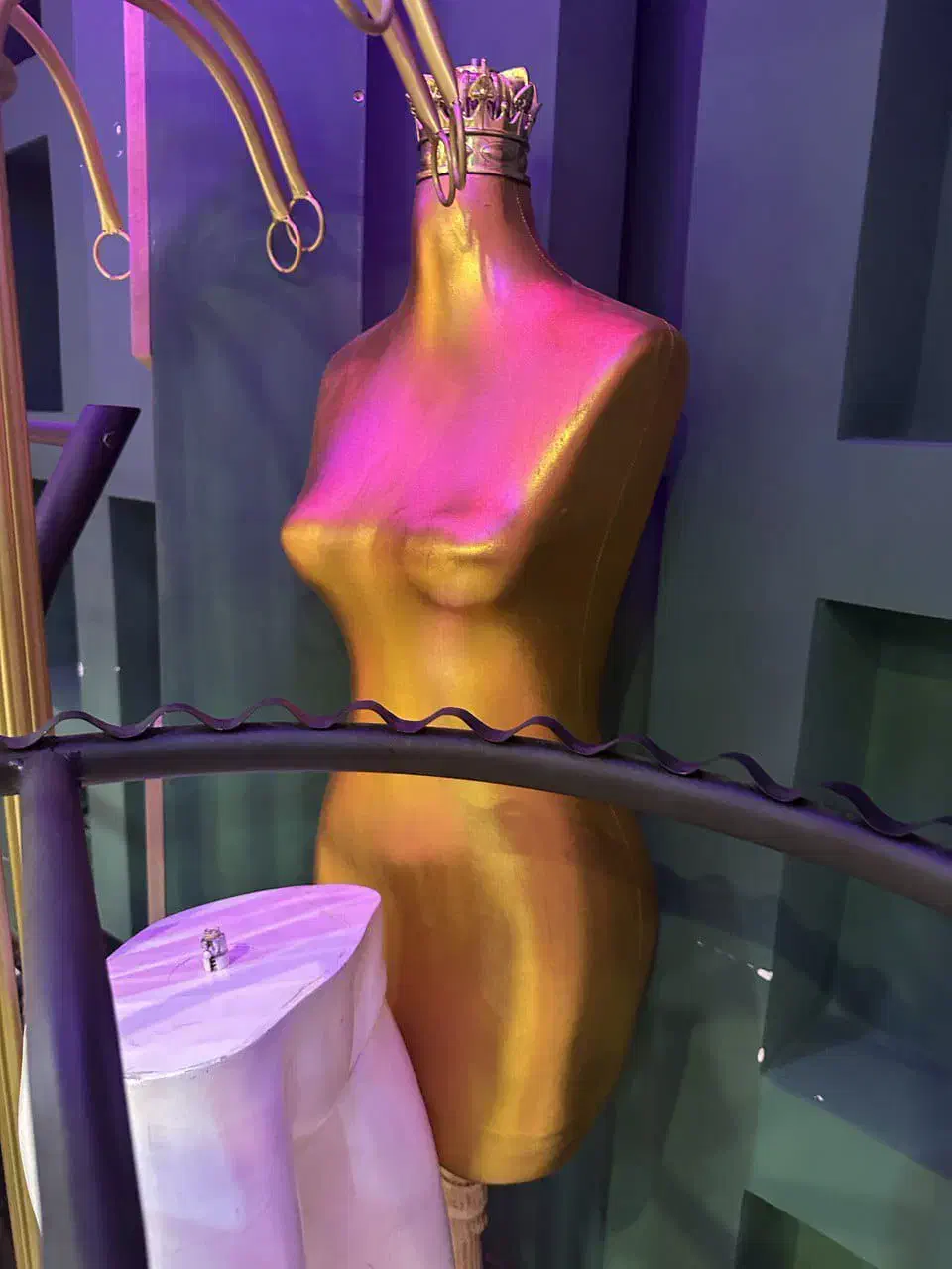 رگال لباسی همراه چوب لباسی|فروشگاه و مغازه|اصفهان, نقش جهان|دیوار