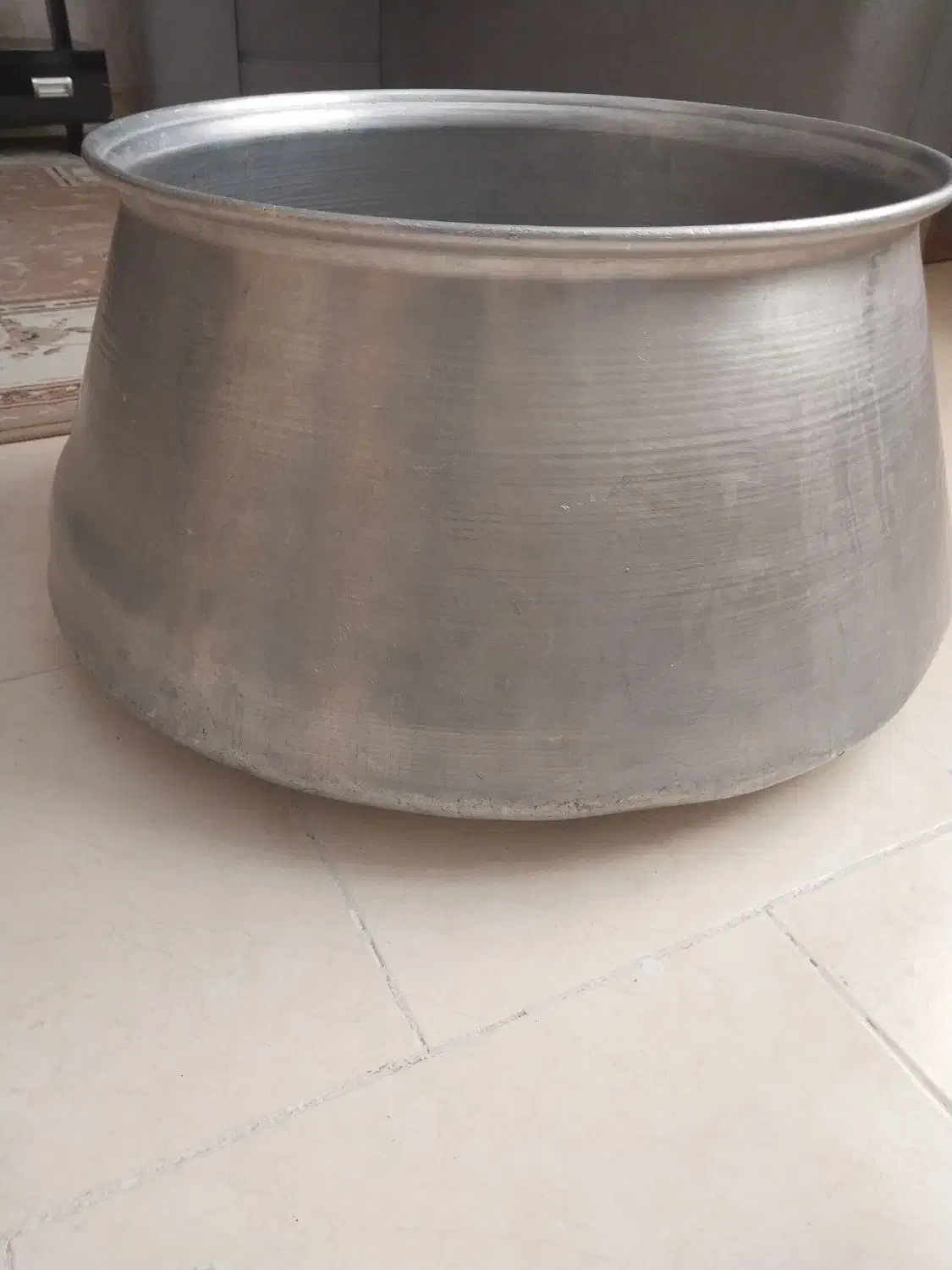 قزان روحی بزرگ|ظروف پخت‌وپز|چهارباغ, |دیوار