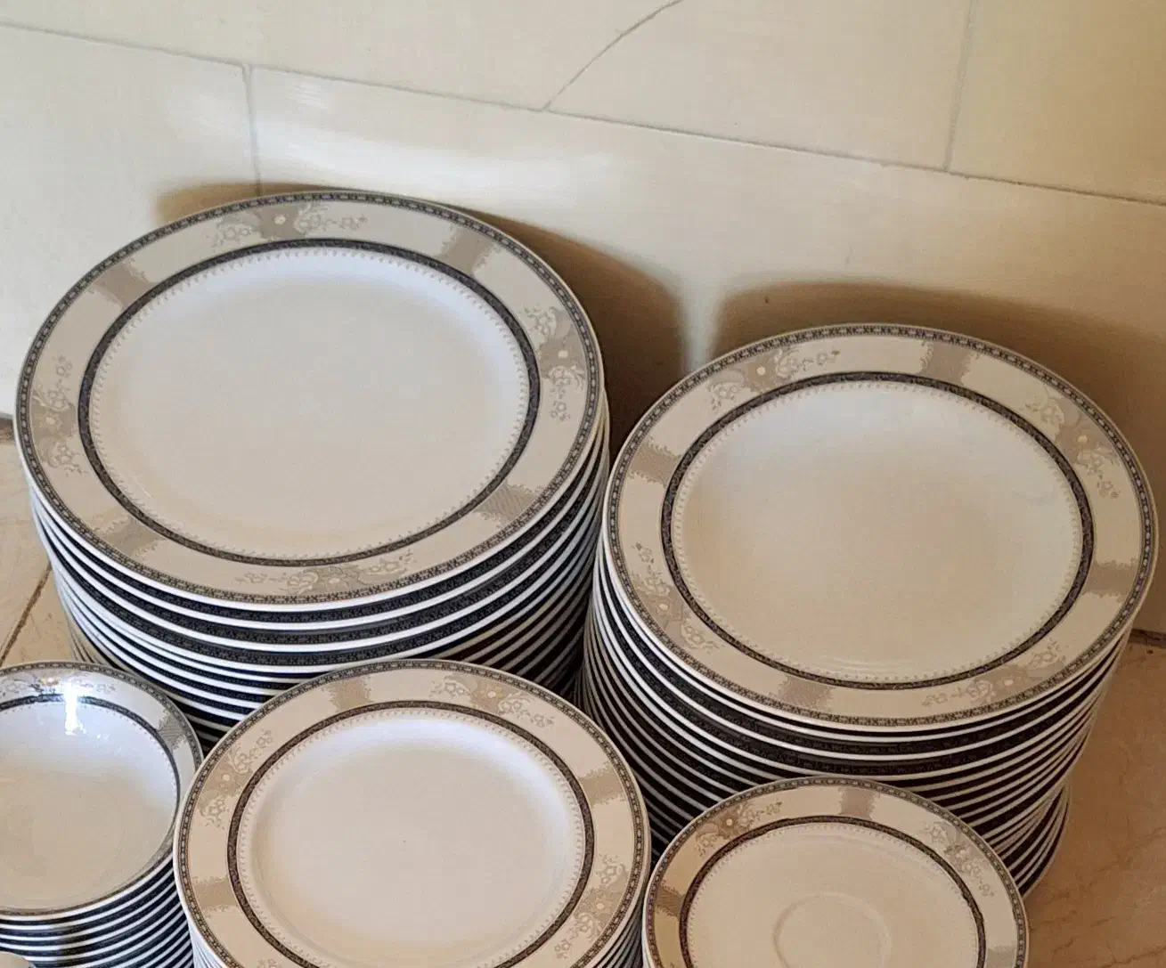 سرویس چینی ۱۸ نفره|ظروف سرو و پذیرایی|شاهدشهر, |دیوار