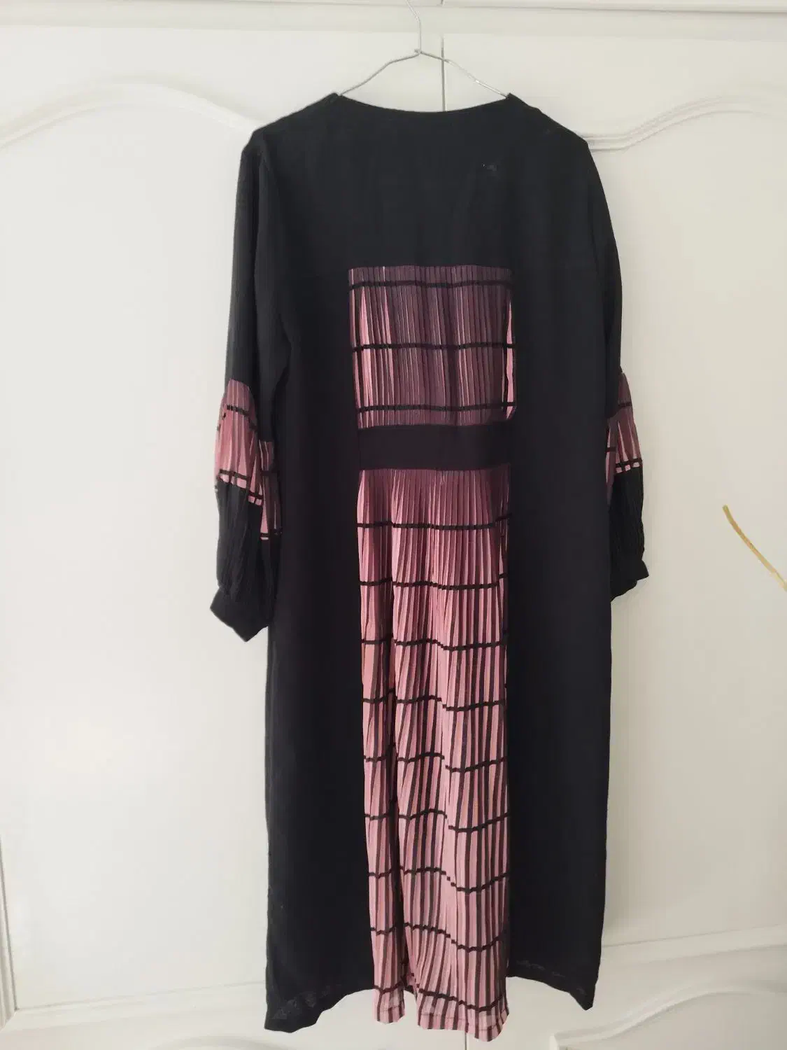 تعدادی پالتو|لباس|بروجرد, |دیوار