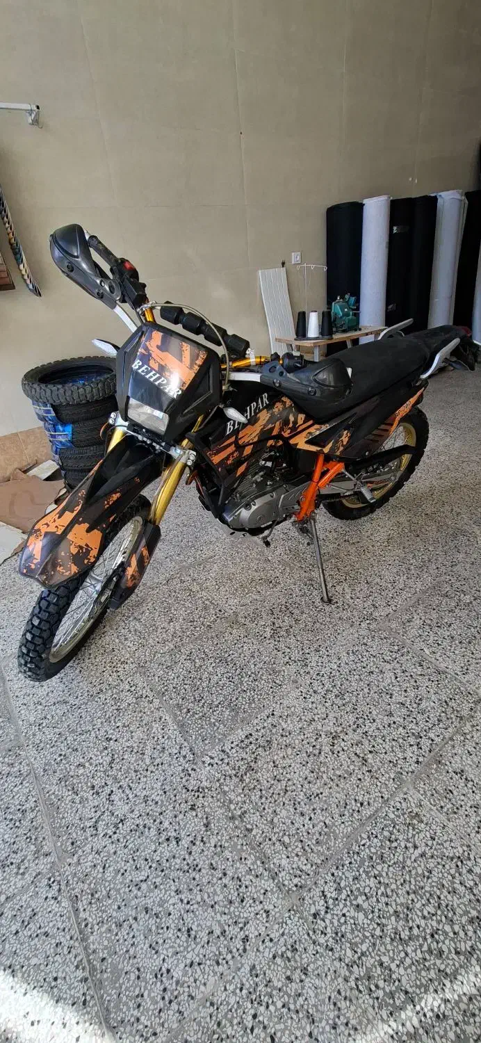 تریل بهپر|موتورسیکلت|قائن, |دیوار