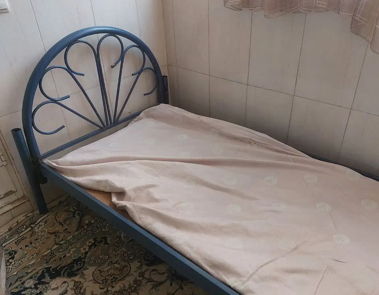 تخت فلزی تک نفره با میز آرایش|تخت و سرویس خواب|تهران, والفجر (افسریه)|دیوار