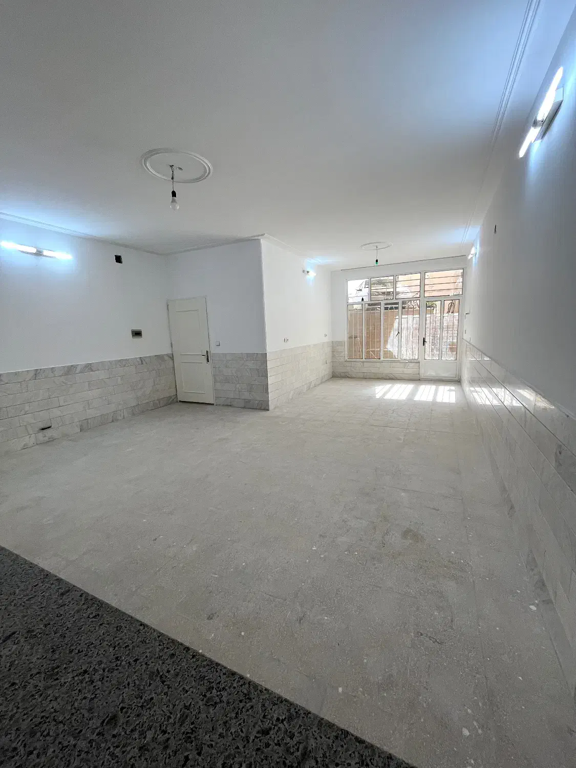 منزل بسیار تمیز و دلباز|اجارهٔ خانه و ویلا|قم, دروازه چوبی|دیوار