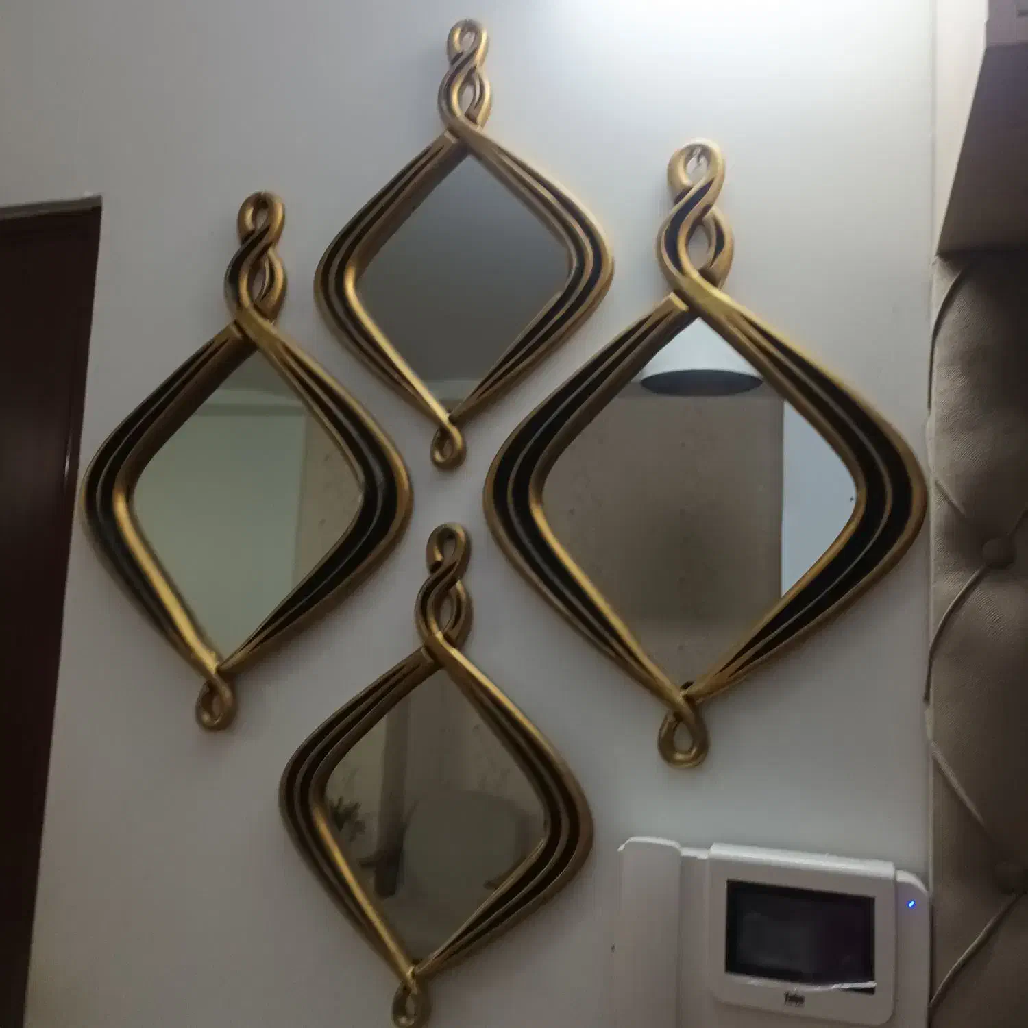 اینه تزئینی از جنس پلی استر کاملا سالم رنگ ثابت|آینه|لاهیجان, کوی آزادگان|دیوار