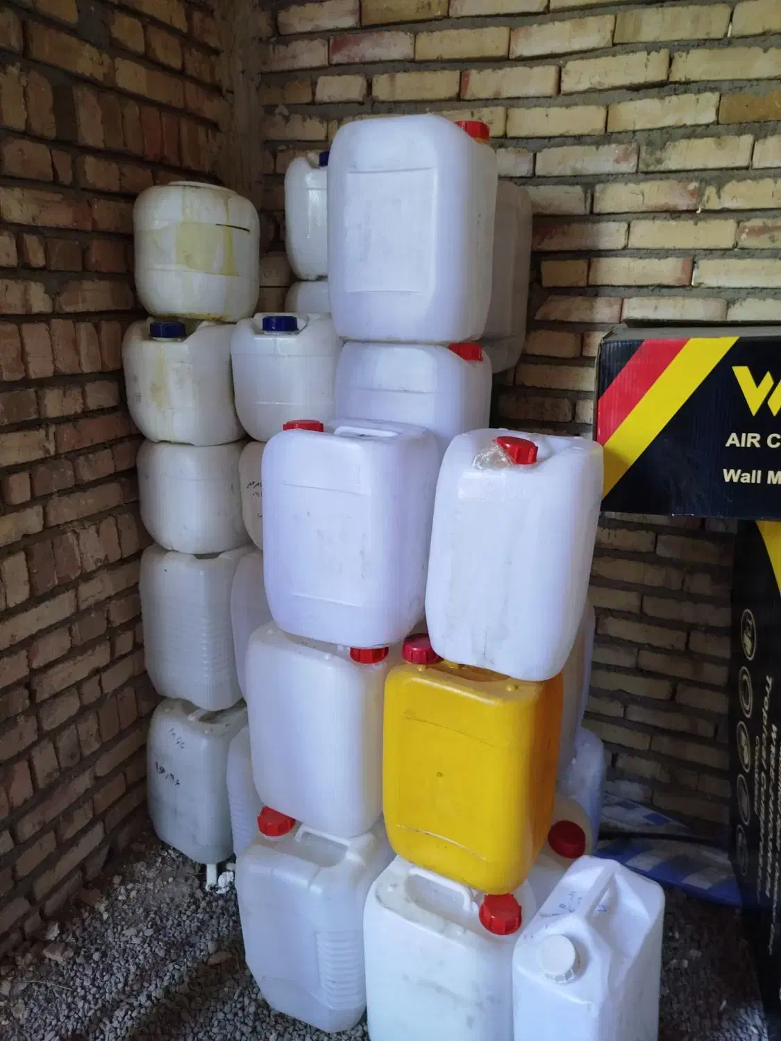 گالن ۱۰ و ۲۰ لیتری|ظروف نگهدارنده، پلاستیکی، یک‌بارمصرف|مرند, |دیوار