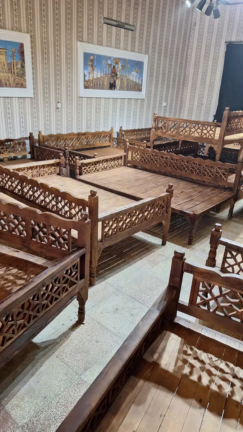 تخت چوبی گره چینی و میزو صندلی|کافی‌شاپ و رستوران|شیراز, علوم پزشکی|دیوار