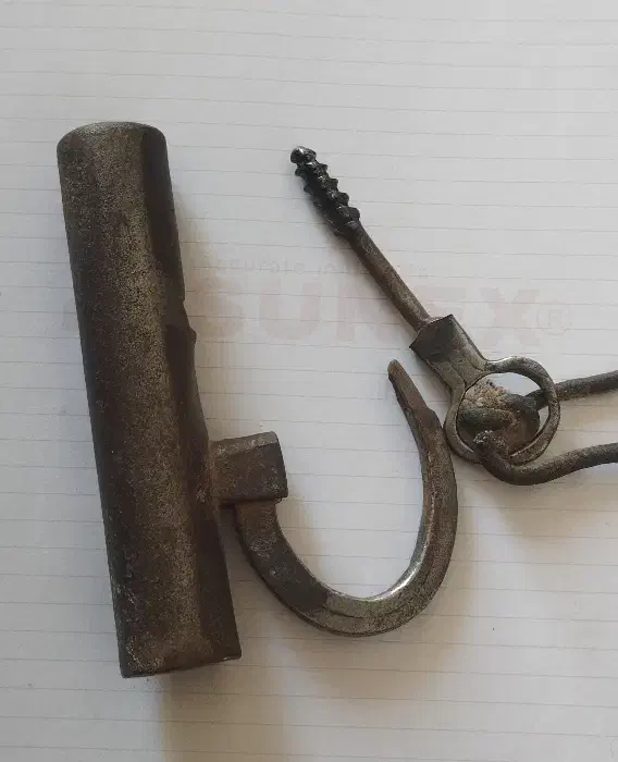 قفل پیچی|کلکسیون اشیاء عتیقه|اصفهان, باب الدشت|دیوار