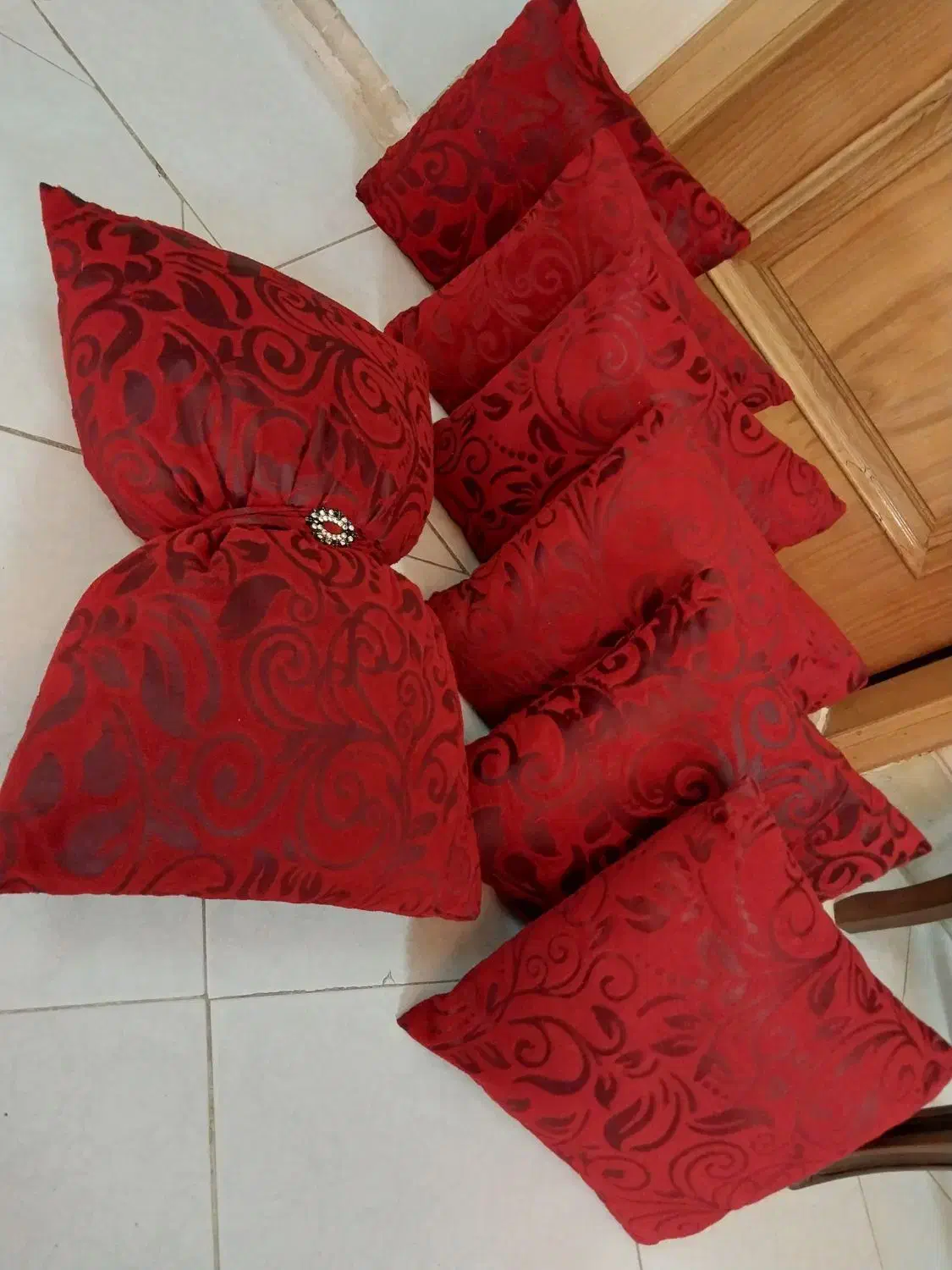 کوسن زرشکی|رختخواب، بالش، پتو|اصفهان, جلالیه|دیوار