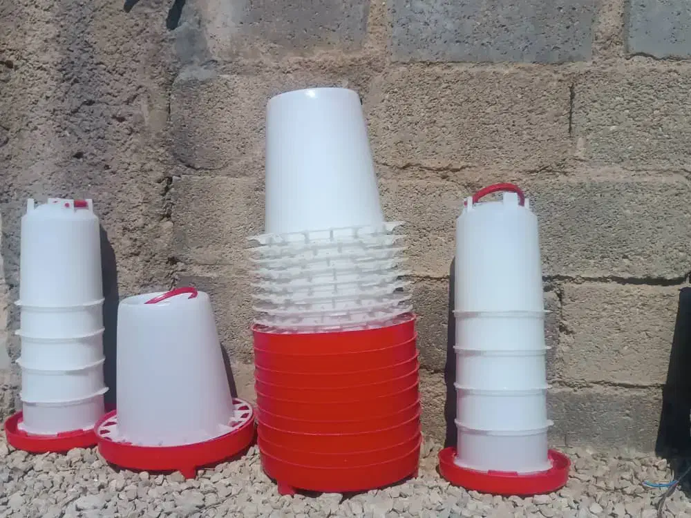 فروش یک فن و تعدادی آبخوری و دونخوری مرغ و پرنده|لوازم جانبی حیوانات|شیراز, بید زرد|دیوار