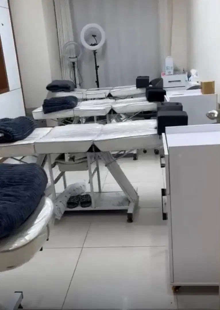 اجاره تخت مژه ومیز ناخن وصندلی کوتاهی|اجارهٔ دفتر کار، اتاق اداری، مطب|شیراز, قدوسی غربی|دیوار