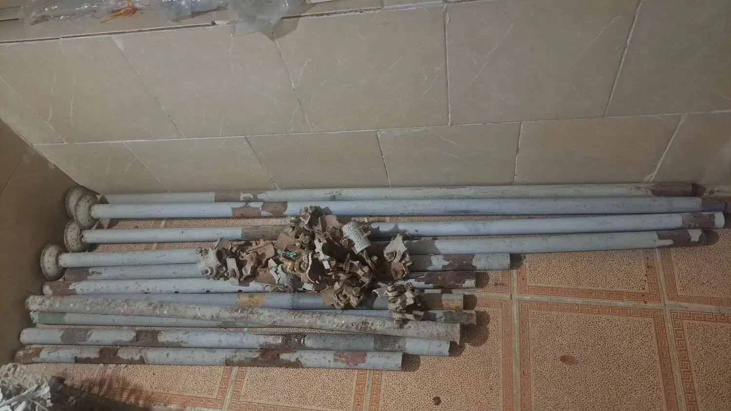 لوله داربست و ۱۰ عدد بست|مصالح و تجهیزات ساختمان|اصفهان, شهید رجایی|دیوار