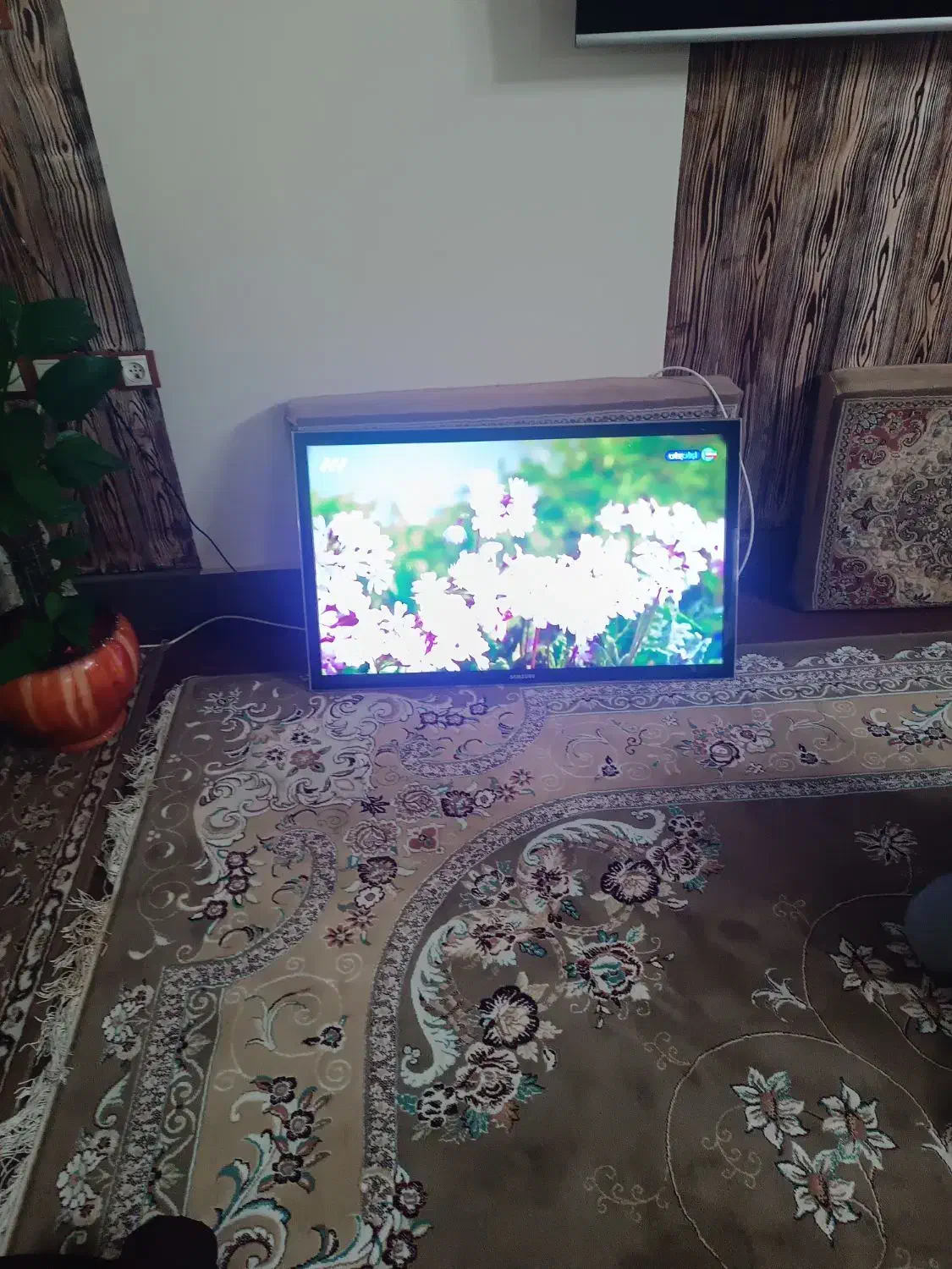 تلویزیون|تلویزیون و پروژکتور|اسفرورین, |دیوار