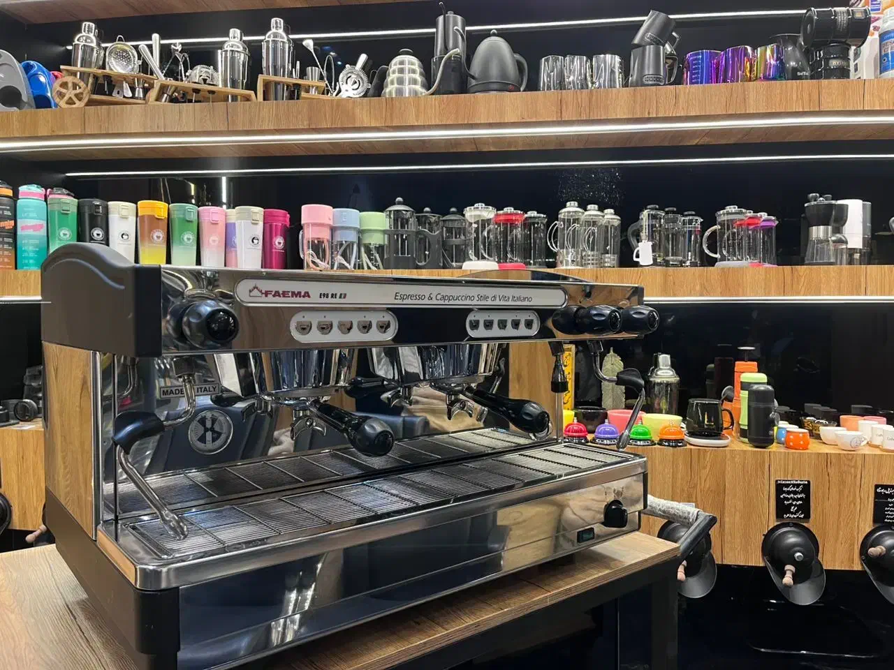 استخدام باریستا و فروشنده قهوه|استخدام خدمات فروشگاه و رستوران|کاشان, بهشتی|دیوار