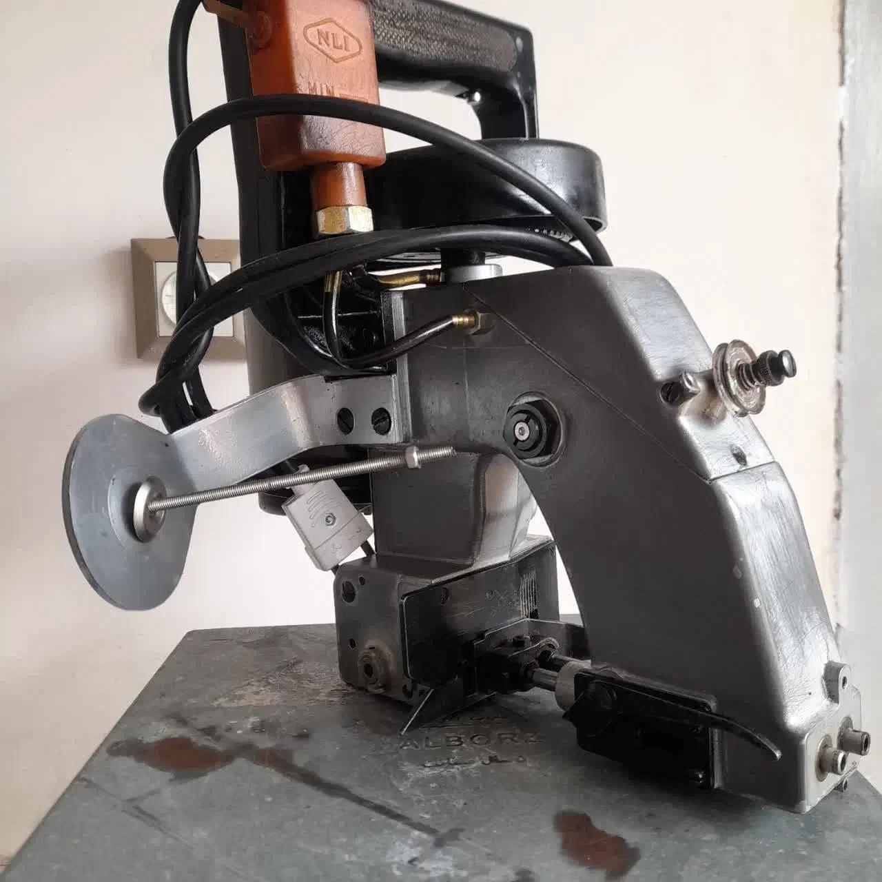 چرخ سر کیسه دوز|چرخ خیاطی و ریسندگی|ساری, |دیوار