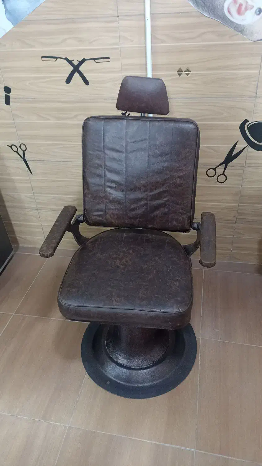 صندلی آرایشگاه اصلاح درحدنو پایه چدنی|آرایشگاه و سالنهای زیبایی|سنندج, |دیوار