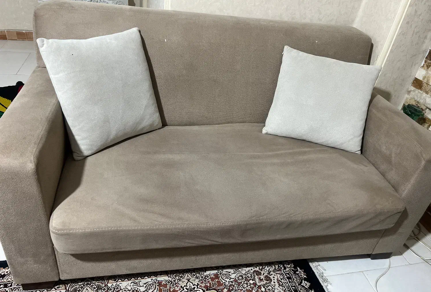 مبل راحتی|مبلمان خانگی و میز عسلی|اندیشه, اندیشه فاز ۱|دیوار