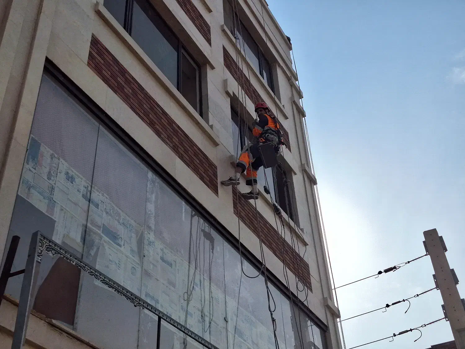 راپل کار با طناب بدون داربست اسپایدر پیچ و رولپلاک|خدمات پیشه و مهارت|پاکدشت, پاکدشت (مامازند)|دیوار