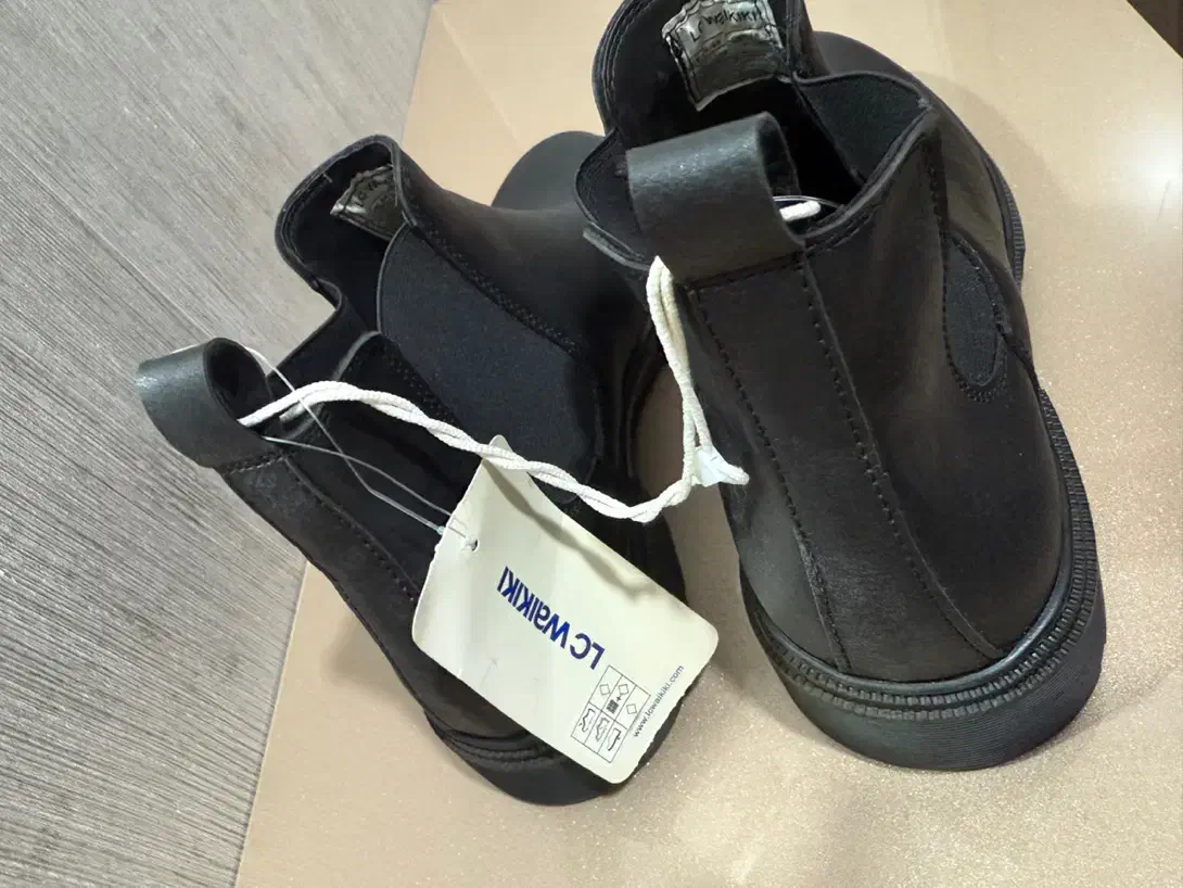 پوتین|کیف، کفش، کمربند|خوی, |دیوار