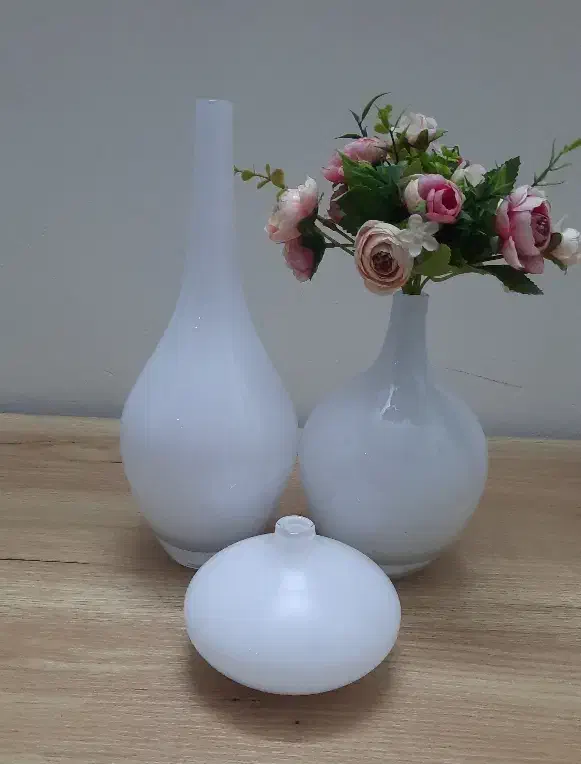 گلدان سالونگ سفید همراه با گل|گل مصنوعی|ری, سرتخت|دیوار