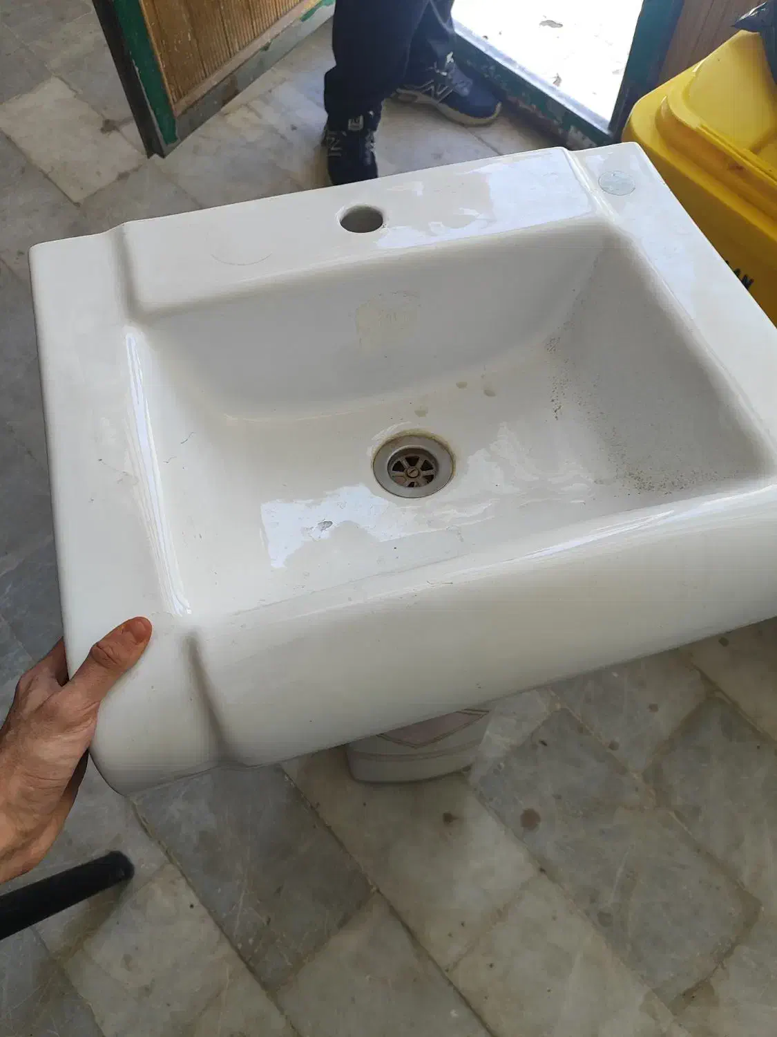 سینک روشور سرامیکی کاملا سالم و تمیز|لوازم سرویس بهداشتی|کنارک, |دیوار