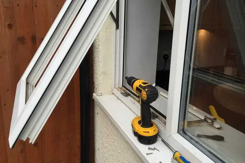 سفیر متخصص تعمیرات درب و پنجره دوجداره|خدمات پیشه و مهارت|قزوین, |دیوار