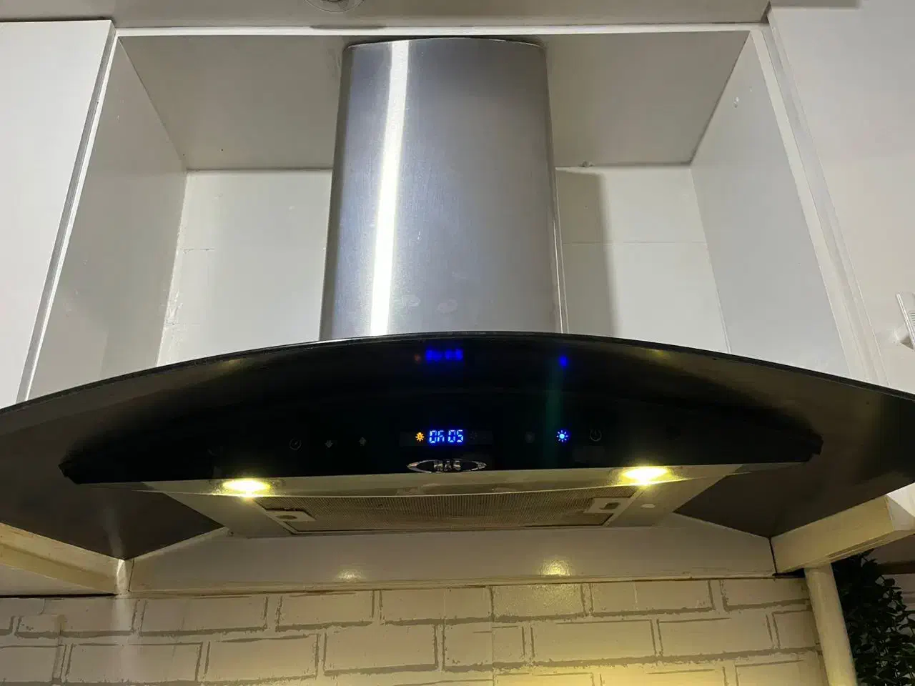 هود مَس|هود|رشت, دروازه لاکان|دیوار