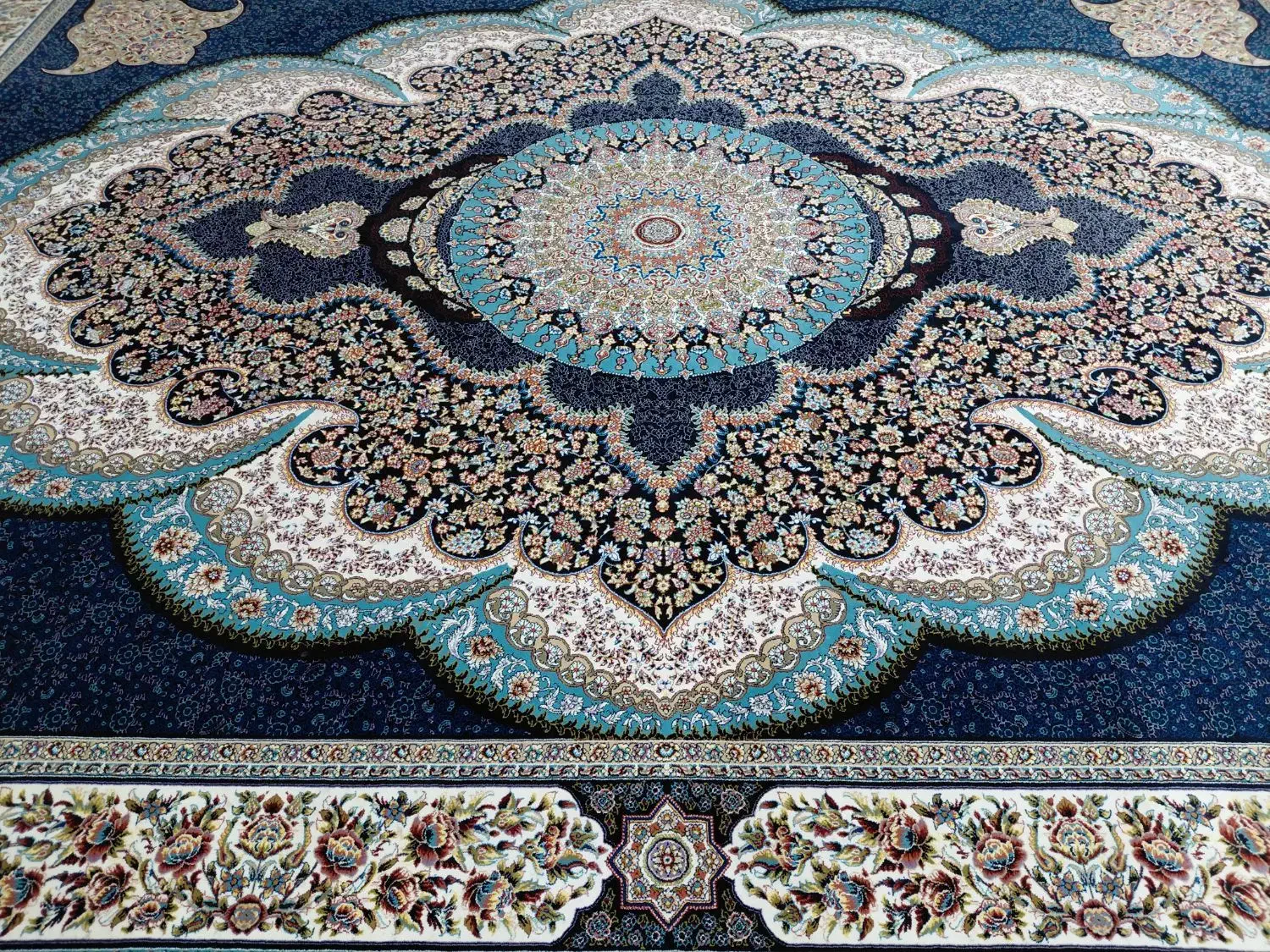 سه تا ۱۲متری آرشیدا از شرکت عقیق|فرش|ورامین, خیر آباد|دیوار