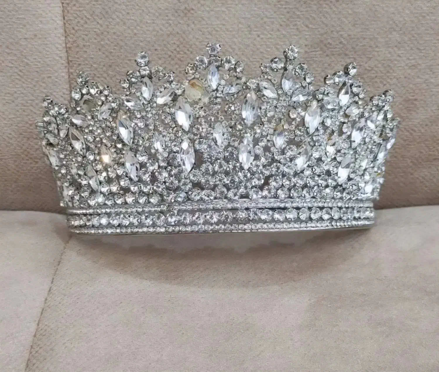 اکسسوری و تاج و|زیورآلات و اکسسوری|باسمنج, |دیوار