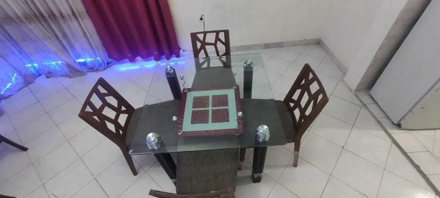 میز ناهار  ۴نفره. با دو صندلی اضافه|میز و صندلی غذاخوری|کیش, |دیوار