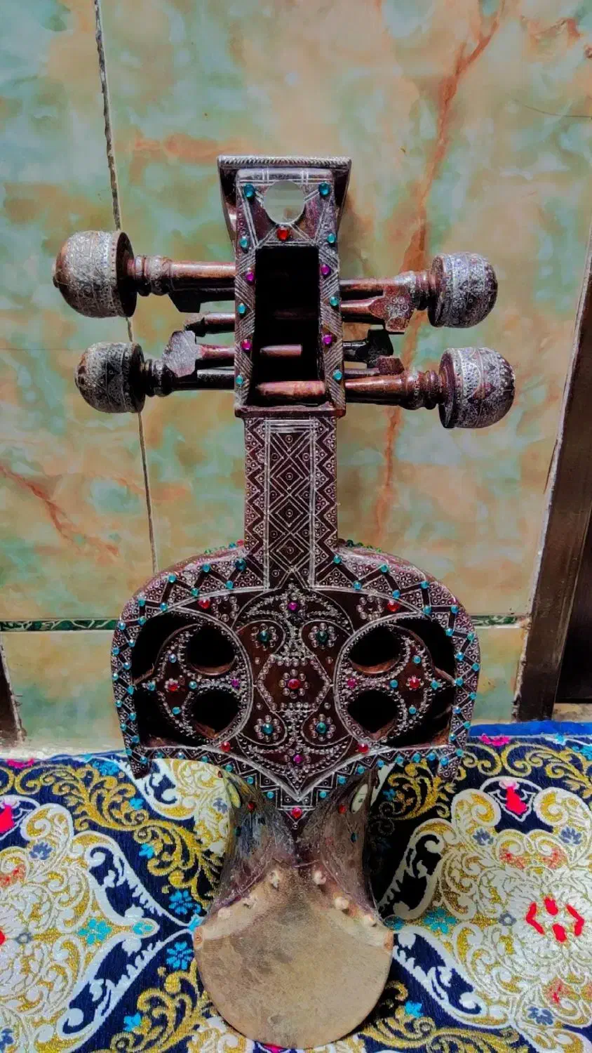 چنگ یا قیچک یا سروز|سازهای سنتی|بندرعباس, |دیوار