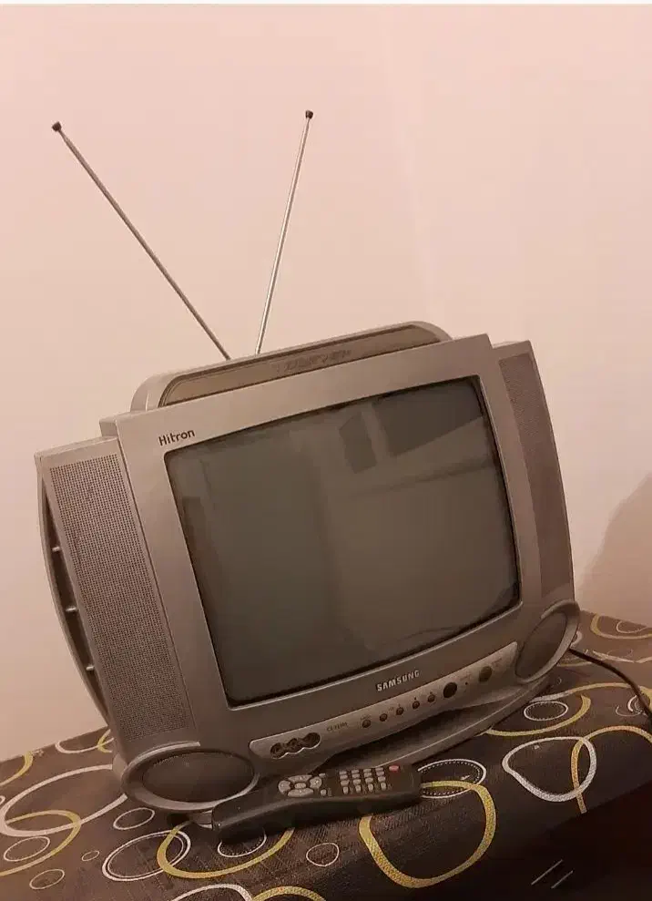 تلوزیون رنگی قدیمی ۱۴ اینج سالم|تلویزیون و پروژکتور|باسمنج, |دیوار