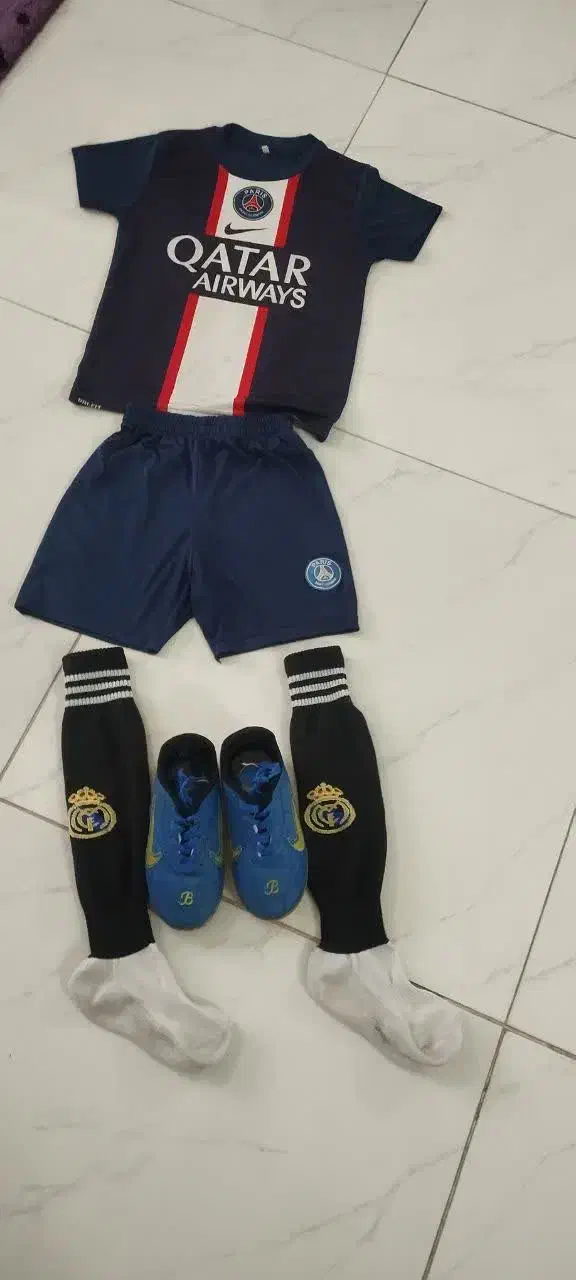 لباس کفش و جوراب فوتبال|تجهیزات ورزشی|مشهد, نیزه|دیوار